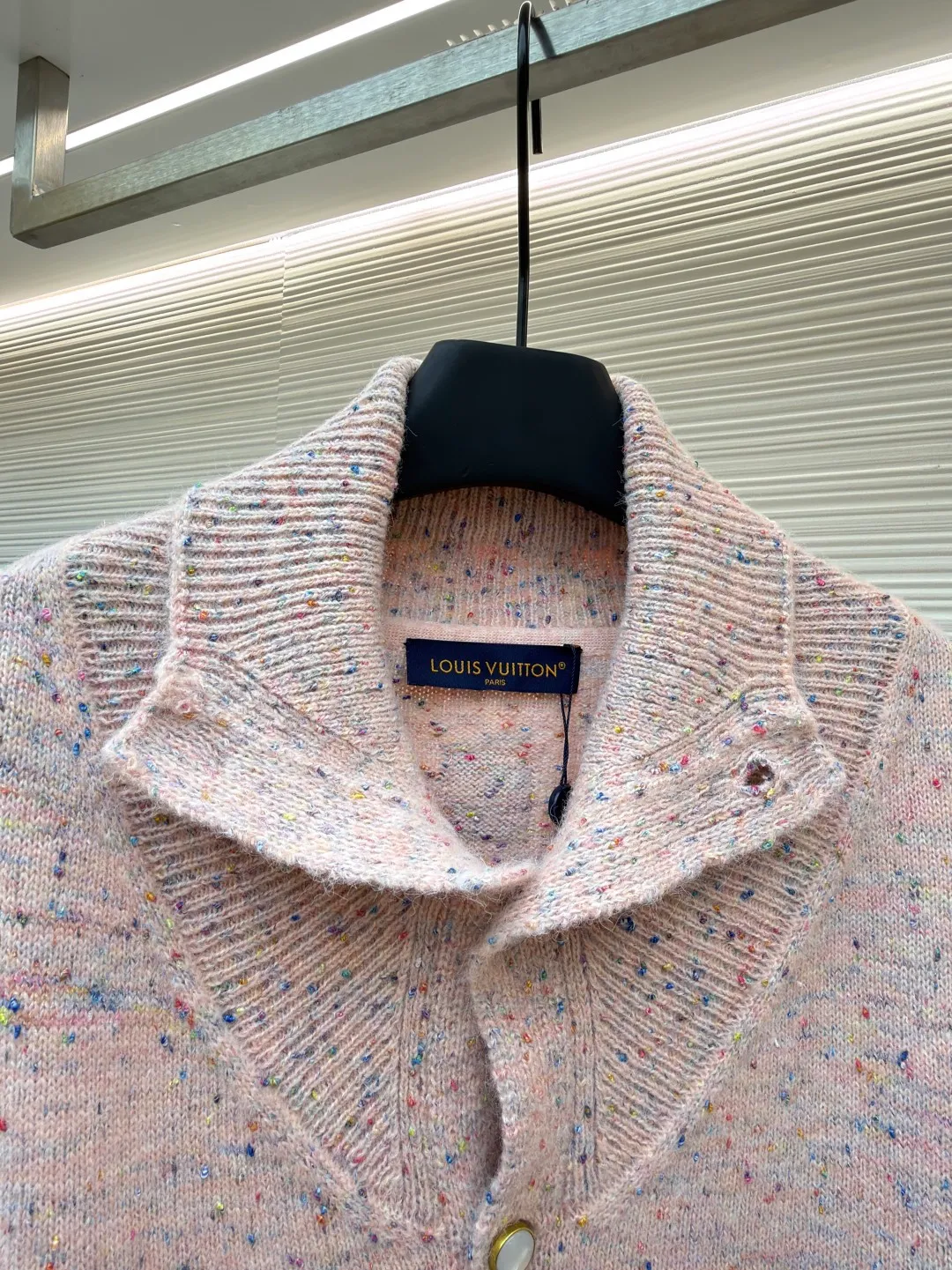 LOUIS VUITTON letter badge cherry blossom pink pearl button wool knitted cardigan ●Original version: purchased and developed for 15999 ●Item number: 1682371-C15 ●Fabric: wool fabric ●Technology: knitted production ●Color: cherry blossom pink ●Version: fitted version ●Weight: about 850 grams ●Size: S-M-L-XL ●Description: This Louis Vuitton SS26 spring and summer series tweed lapel cardigan is made of alpaca and merino wool blended tweed fabrics. It is made of cherry blossom pink variegated texture through a custom spinning and dyeing process. The fabric is raised and steam-set to form a fluffy and soft touch and is not easy to pill. The body adopts three-dimensional cutting technology, and the lapel has a thin shaping interlining built in to ensure that the collar is crisp and not collapsed. The custom metal buttons at the placket are polished and glazed for a delicate texture and anti-oxidation. The front patch pocket is hand-piped, and the stitching distance at the pocket is precisely controlled within 0.5cm, making it smooth and wrinkle-free. The cuffs and hem are trimmed with ribbing, which provides long-lasting elasticity and prevents loosening. The entire seam uses double-needle overlocking technology, with up to 12 stitches per inch, which is reinforced while maintaining beauty. The details combine the brand's exquisite knitting technology with the lightweight design concept of the spring and summer series. The overall wiring is straight and delicate, the fabric is comfortable and soft, and the color is consistent without color difference. It can be matched with the same style to create a fashionable look and control various occasions. Customized accessories, complete with three standards, same style for men and women!